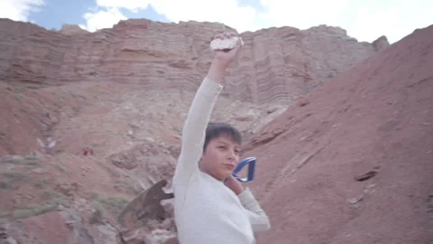 Kid celebrating on top of the mountain Vidéo 131731830
