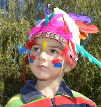 Kid dressed as Injun Stock-Fotos