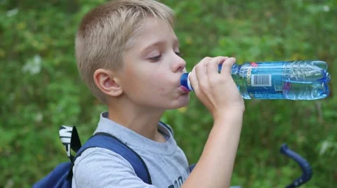 Kid drinks water from bottle Video stock 67511196