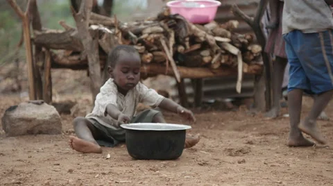 Kid eating from pot 動画素材 59796218