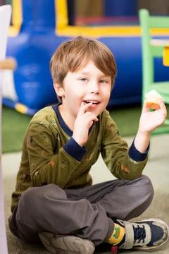 A kid eats a cupcake. Fotos de archivo