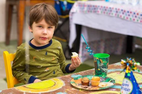 A kid eats a cupcake. Fotos de archivo