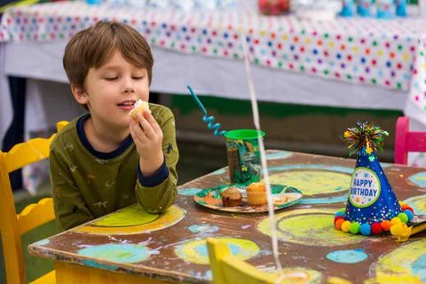 A kid eats a cupcake. Fotos de archivo
