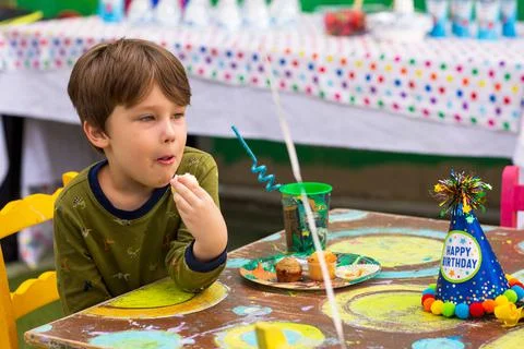 A kid eats a cupcake. Fotos de archivo