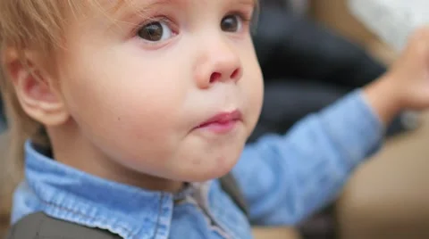 The kid eats a fried potato at a fast food restaurant closeup 库存影片 68712644