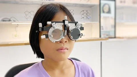 Kid eye test Fotos de archivo