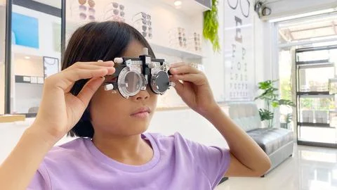 Kid eye test Stock-Fotos