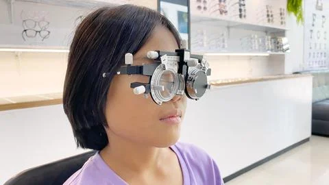 Kid eye test 스톡 사진