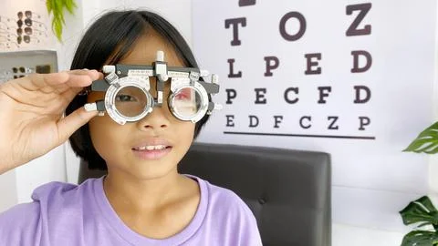 Kid eye test Fotos de archivo