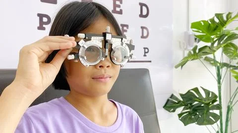 Kid eye test 스톡 사진