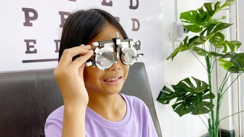 Kid eye test Stock-Fotos