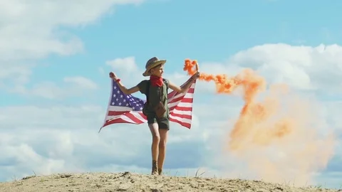 Kid With Flag And Smoke Grenade Vídeo Stock 78674438