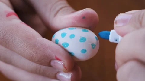 Kid hands drawing on the small egg with marker Видео 283585296