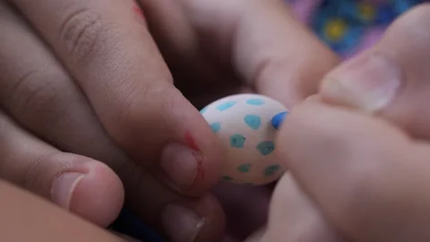 Kid hands drawing on the small egg with marker Stock-Footage 285083811