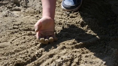 Kid hands playing in sand 動画素材 88597922