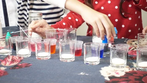 Kid learn science in the class room Stockbeeldmateriaal 100621270