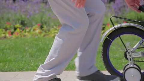 Kid learning how to ride a bicycle with grandpa full hd 스톡 동영상 74606521