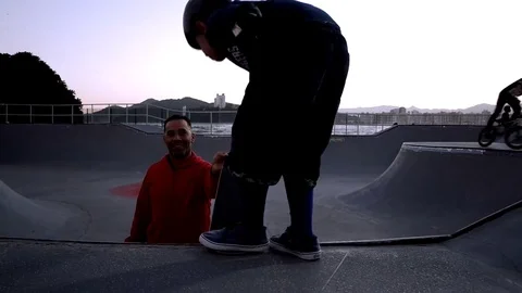 Kid learning to play skate 動画素材 76975824