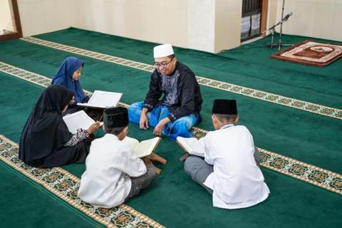 Kid learning to read quran Stock-Fotos