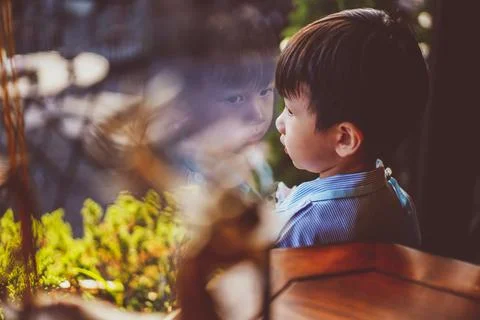 Kid looking out window.  Foto stock