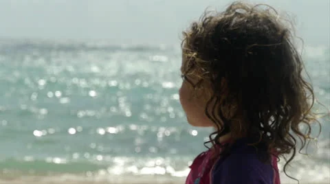 Kid looks out to Ocean Vídeo Stock 22995035