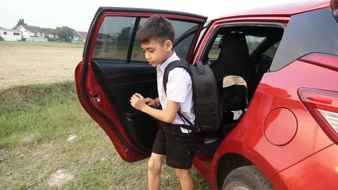 Kid out of from the car going to school Stockbeeldmateriaal 100944040