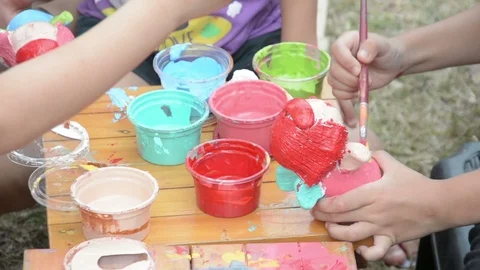 Kid painting doll Vídeos de archivo 86728286