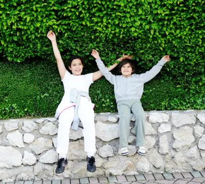 Kid in park on wall Foto stock