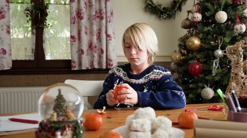 Kid peeling clementine. Stock-Footage 219322033