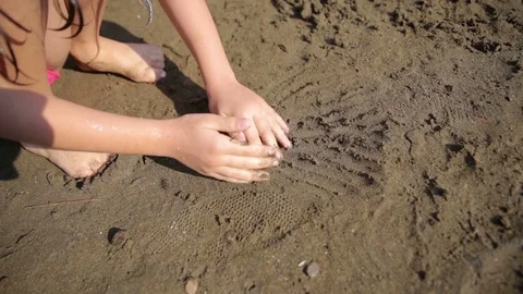 Kid play the sand Video stock 78493825