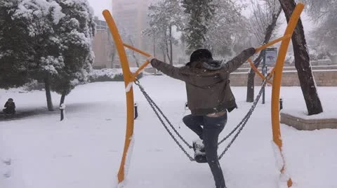 Kid play in snow Stock-Footage 20511105