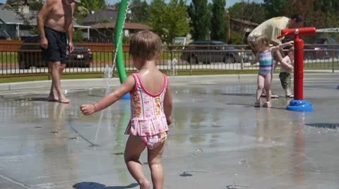 Kid play in the water Video stock 10774371