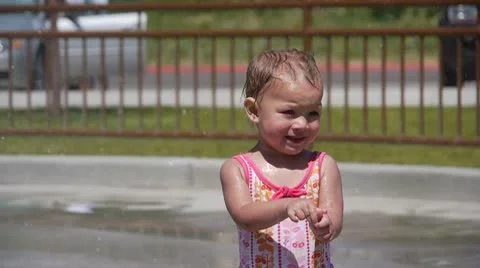 Kid play in the water Vidéo 10774376