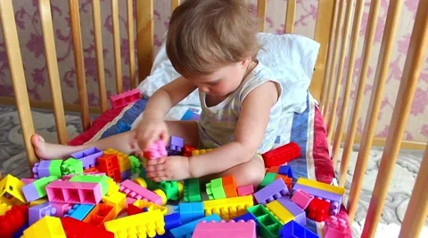 Kid playing constructor. Vidéo 63086854