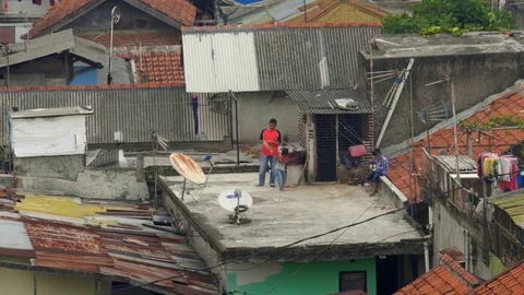 Kid playing with kite in a slum Видео 75887148
