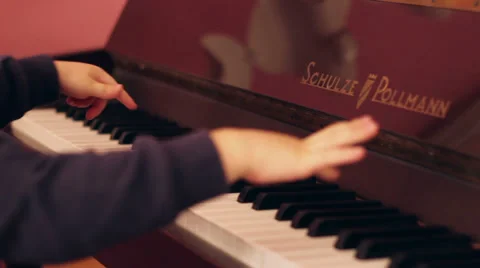 Kid playing piano Video stock 32874362