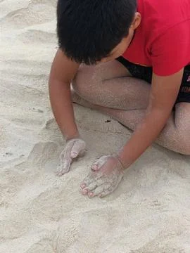 Kid playing on sand Fotos Stock