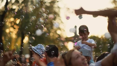 Kid Playing with Soap Bubbles Summer time Vídeo Stock 127626627