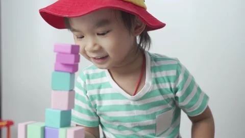 Kid playing toy blocks. 스톡 동영상 194383714