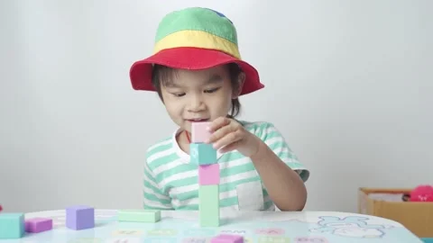 Kid playing toy blocks. 스톡 동영상 194383725