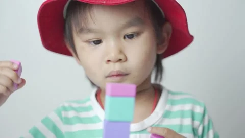 Kid playing toy blocks. 스톡 동영상 194383728