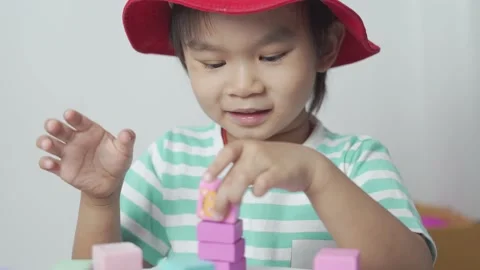 Kid playing toy blocks. 스톡 동영상 194383734