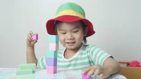 Kid playing toy blocks. 스톡 동영상 194383736
