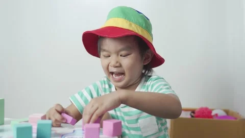 Kid playing toy blocks. 스톡 동영상 194383762