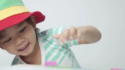 Kid playing toy blocks. 스톡 동영상 194383763