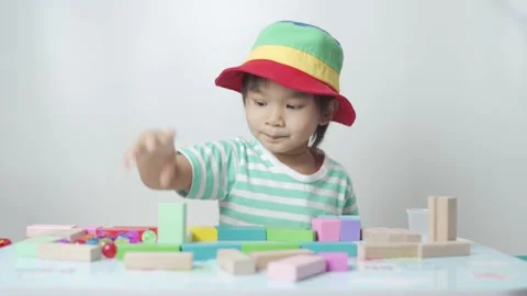 Kid playing toy blocks. 스톡 동영상 194383766