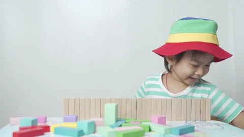 Kid playing toy blocks. 스톡 동영상 194383812