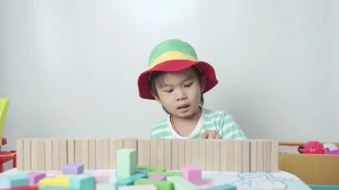 Kid playing toy blocks. 스톡 동영상 194383813