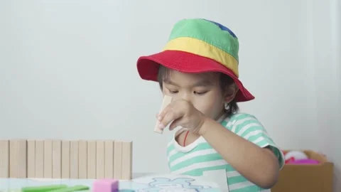 Kid playing toy blocks. 스톡 동영상 194383816