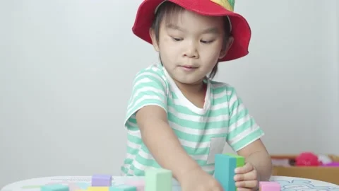 Kid playing toy blocks. 스톡 동영상 194383820